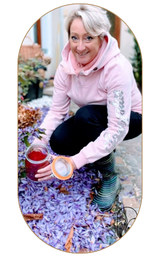 Séverine Grand, productrice de safran en Haute-Savoie (74) qui tient dans ses mains un pot en verre rempli de stigmate de safran, récolté dans sa safraneraie en Haute-Savoie.