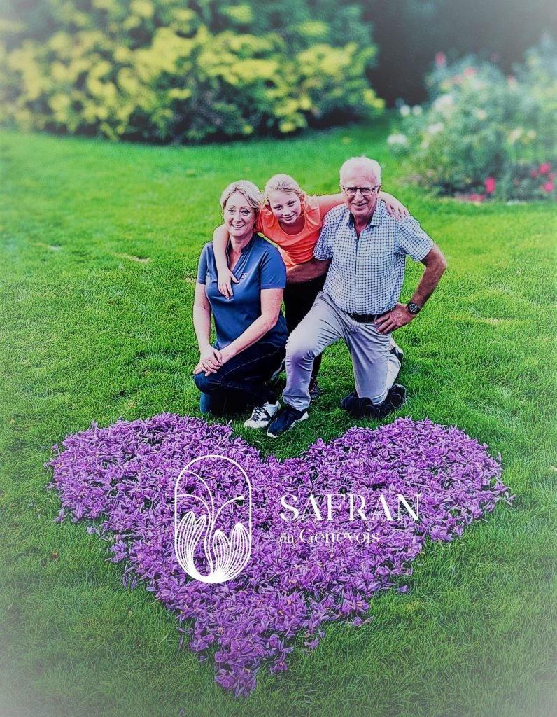 Producteur de safran en Haute-Savoie (74), l'équipe familiale de l'entreprise Safran du Genevois (Haute-Savoie 74) pose fièrement devant sa première récolte de Safran Français.