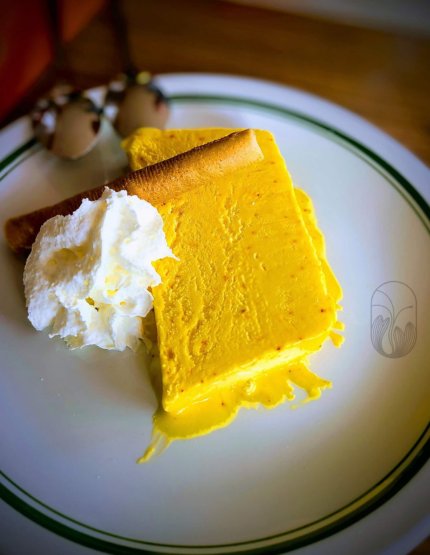 Une part de gâteau, de couleur jaune vif, fait avec des stigmates de safran qui permet de bénéficier de tous les bienfaits du safran en cuisine