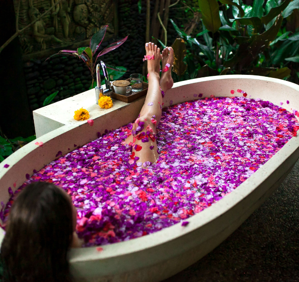 Baignoire extérieur remplie d'eau et de pétales de safran