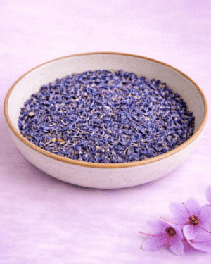 Vue sur un bol de fleurs de safran bio déshydratées