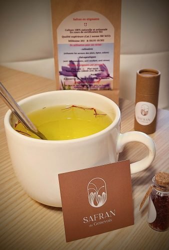 Tasse d'eau bouillante dans laquelle quelques stigmates de safran sont en train d'infuser